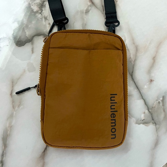 Lululemon easy access crossbody bag - Picture 2 of 7